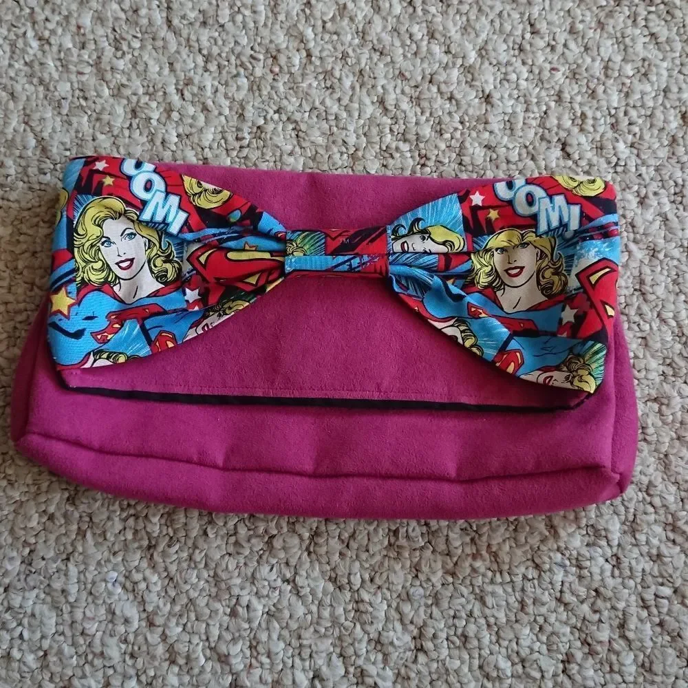 Superwoman bow clutch in Magenta